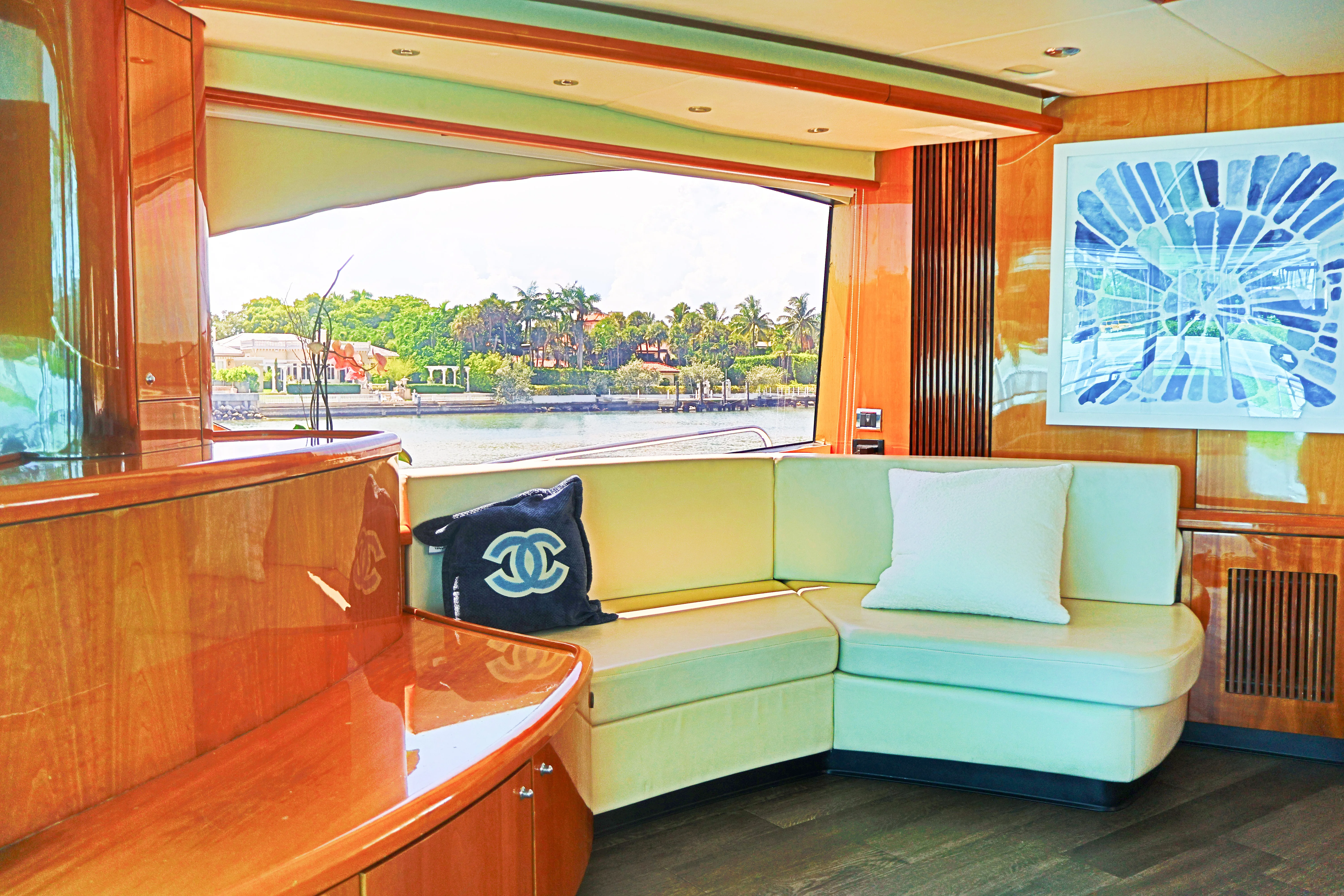90ft Sunseeker Deep Blue salon entertainment